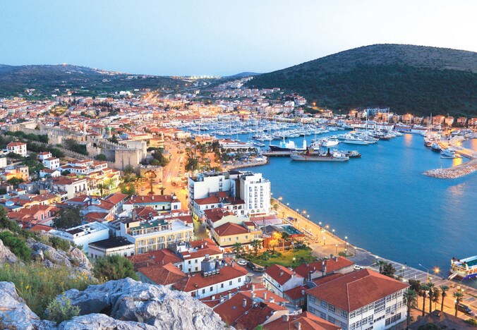 In de haven van Çesme liggen vaak grote jachten voor anker. Het bezorgde het stadje de bijnaam 'Saint-Tropez van Turkije'