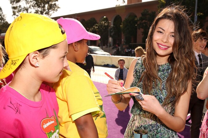 Miranda Cosgrove deelt handtekeningen uit op de Kids Choice Awards