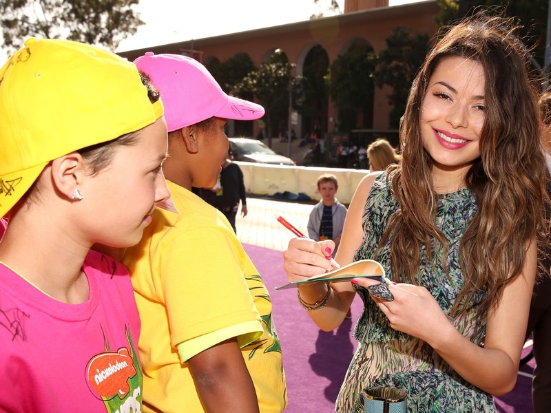 Miranda Cosgrove deelt handtekeningen uit op de Kids Choice Awards