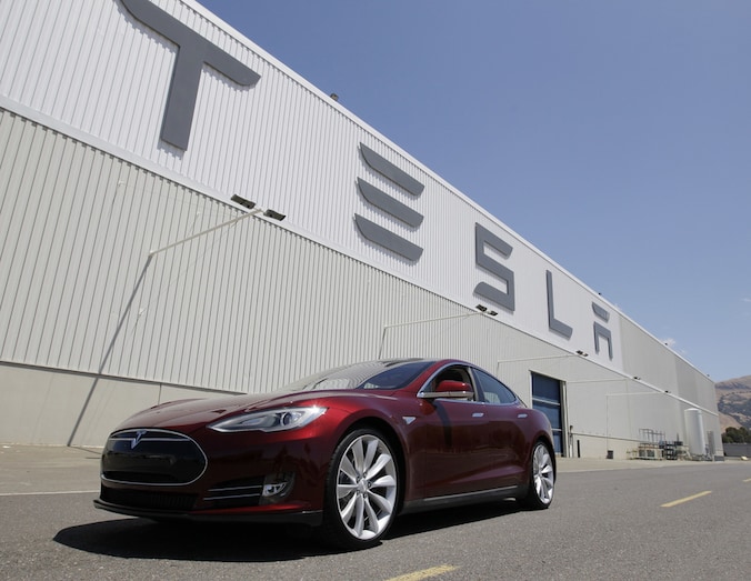 Een Tesla Model S verlaat de autofabriek in Fremont, Californië.