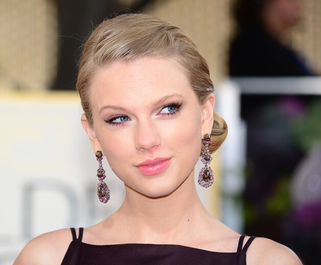 Taylor Swift met bruin-metalen oogschaduw.