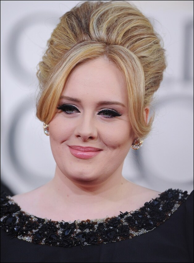 Adele met valse wimpers.