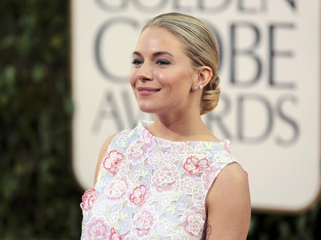 Sienna Miller met een laag ballerinaknotje.