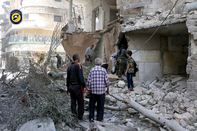 Reddingswerkers in een wijk in Aleppo waar woensdag 24 mensen omkwamen na bombardementen.