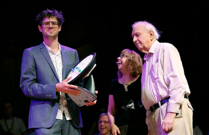 Bruno Verschuere neemt de prijs in ontvangst.