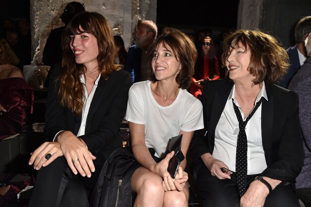 Lou Doillon, Charlotte Gainsbourg en Jane Birkin bij Saint Laurent.
