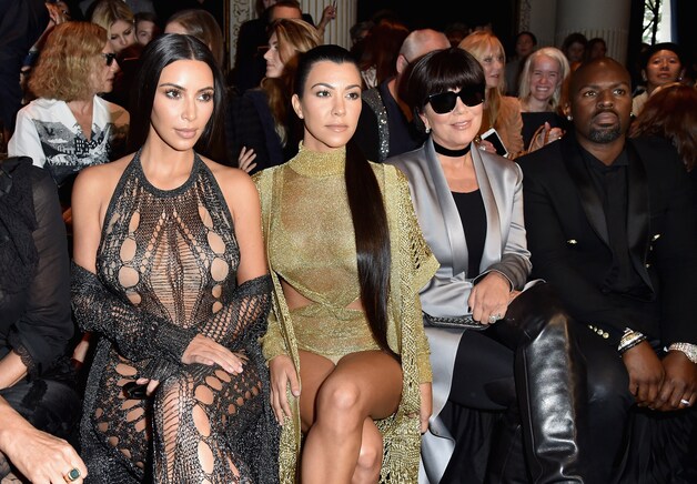 Kim Kardashian, Kourtney Kardashian, Kris Jenner en Corey Gamble bij Balmain.