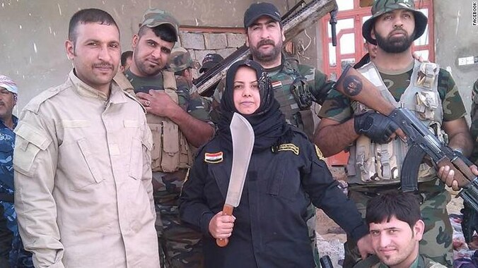 Wahida Mohamed, alias Um Hanadi, met enkele leden van de tribale militie die ze leidt.