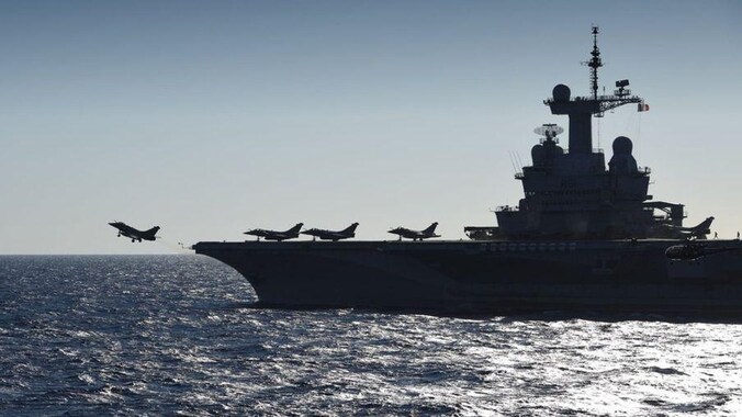 Een Rafale-gevechtsvliegtuig stijgt op vanop het Franse vliegdekschip Charles de Gaulle.