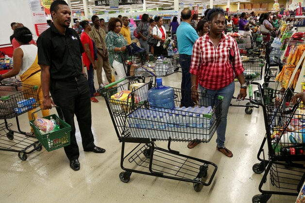 Aanschuiven geblazen in Jamaicaanse supermarkten, waar de bewoners massaal een voorraad inslaan voor de komst van orkaan Matthew.