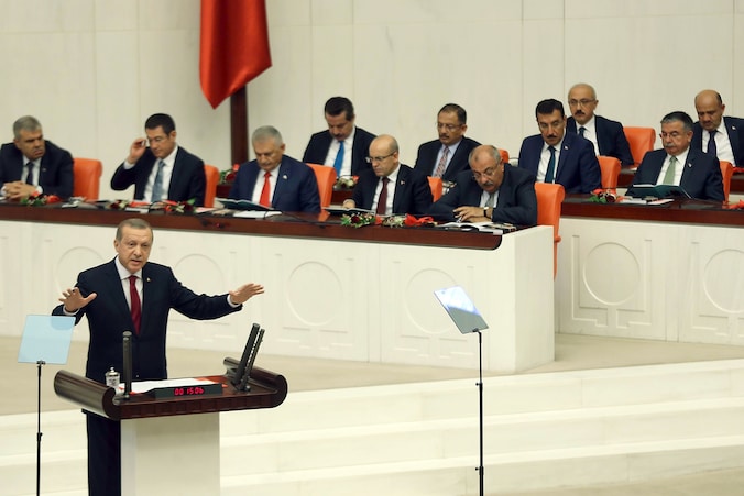 De Turkse president Erdogan in het parlement.