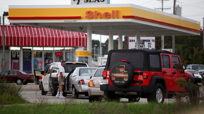 Extra lange rijen bij de tankstations in South Carolina nadat kustbewoners zijn opgeroepen te evacueren.