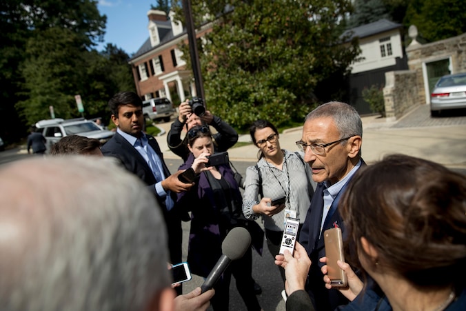 John Podesta staat de Amerikaanse pers te woord.