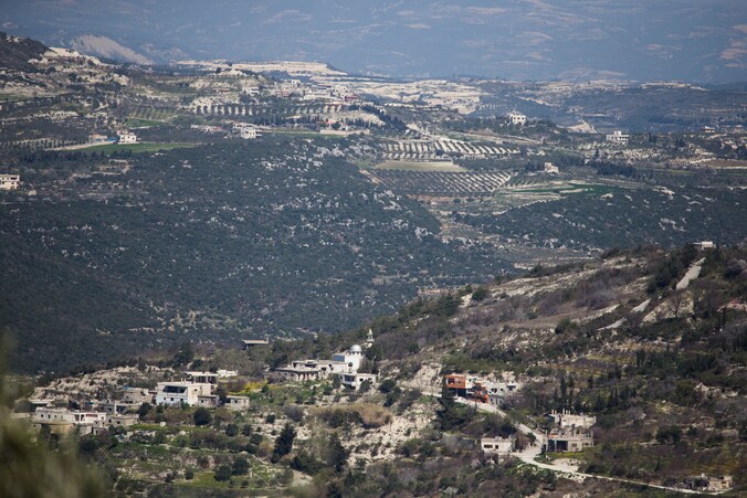 Zicht op de Turkse grens vanuit Kinsibba, Syrië. Zeker 29 Syrische rebellen kwamen om bij de explosie aan de Turks-Syrische grens.