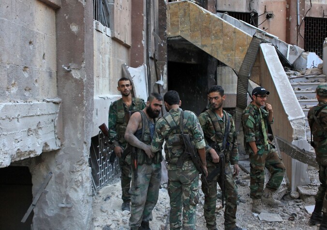 Regeringstroepen rukken op in de Bustan al-Bashabuurt van Aleppo die in handen was van de rebellen.