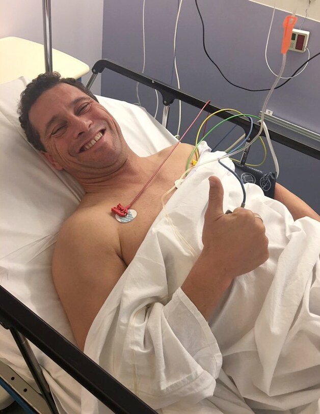 Steven Woolfe in zijn ziekenhuisbed