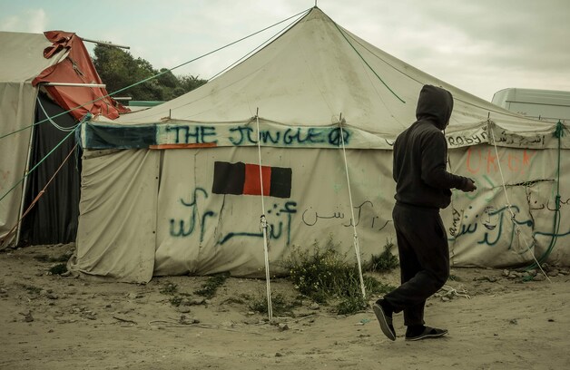 Een migrant in 'the jungle' van Calais.