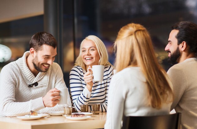 Spreek ook in de koude maanden voldoende af met vrienden. Sociaal contact geeft je humeur een boost.
