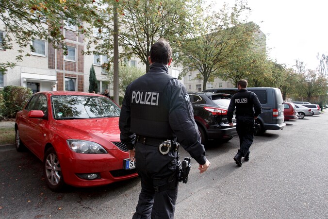 Duitse politie bij het appartement waar Jaber Al-Bakr maandag werd opgepakt