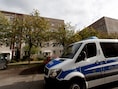 Politie voor het appartementsgebouw waar ze de Syrische terreurverdachte Jaber Al-Bakr arresteerden. De Syrische vluchtelingen noemen het onacceptabel dat iemand een aanslag zou plegen "in het land dat de deur voor ons openzette".