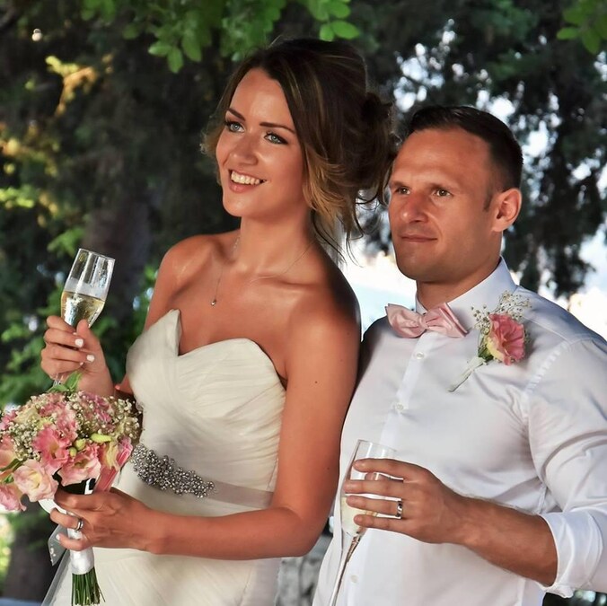 Hayleigh Perks met haar echtgenoot Ryan Curtis (32).