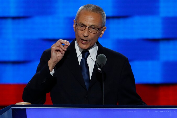 Clintons campagneleider John Podesta stelt ook dat de Trump-campagne onder een hoedje speelt met Julian Assange van klokkenluiderswebsite WikiLeaks.