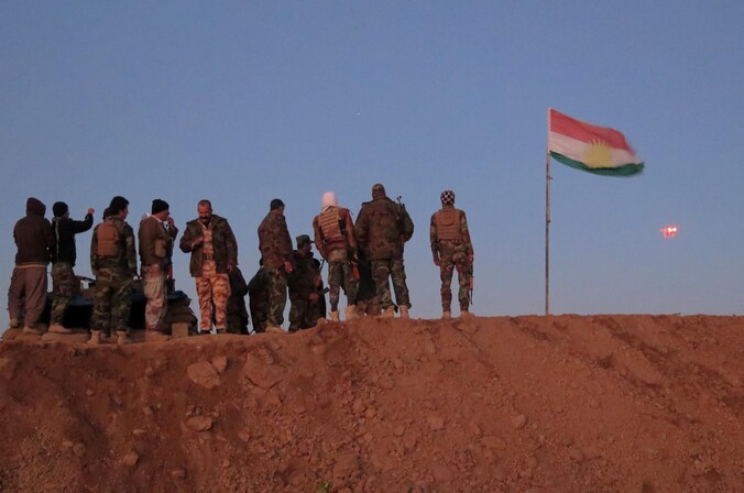 Peshmerga-strijders en Franse soldaten kijken naar een bewakingsdrone. (archieffoto)