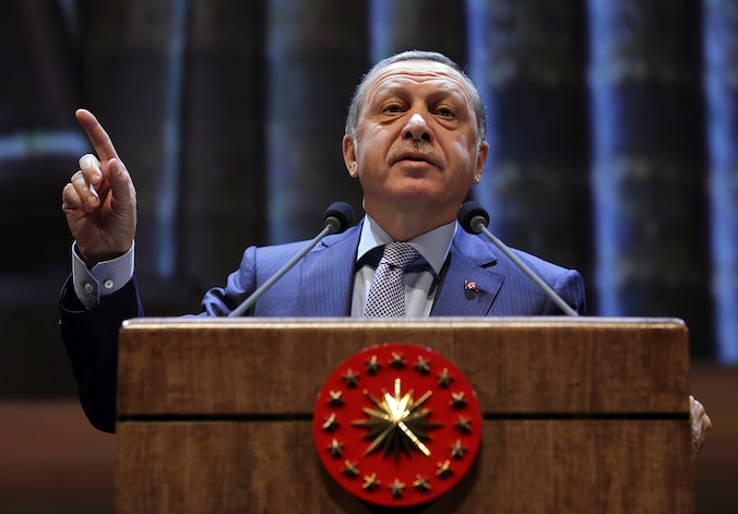 De Turkse president Erdogan wil een deel van Syrië onder Turkse invloed plaatsen, vrij van jihadisten en Koerdische groeperingen. De operatie zou één van de grootste Turkse buitenlandse interventies zijn sinds de val van het Ottomaanse Rijk.