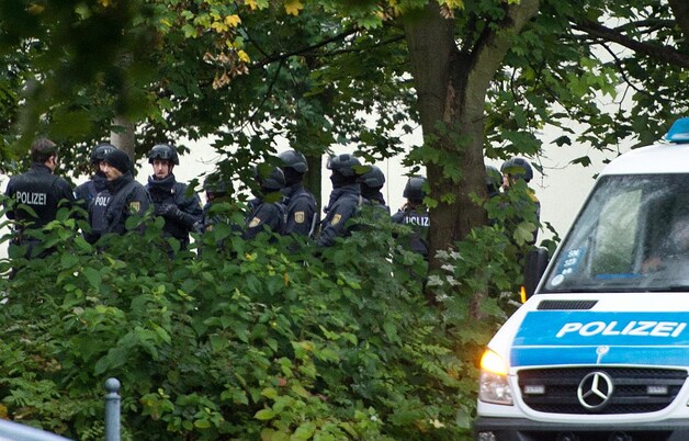 Beelden van de inval in zijn woning in Chemnitz vorig weekend.