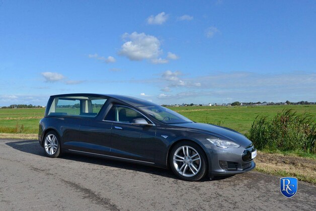 De Tesla Model S rouwwagen. De auto is doormidden gezaagd en vervolgens verlengd.
