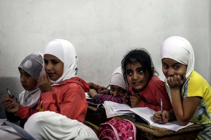 Syrische meisjes volgen school in een kelder in Damascus.