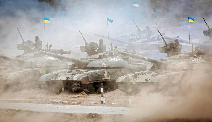 Militairen van het Oekraïense leger oefenen bij Kiev.