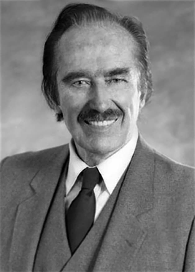 Fred Trump, vader van Donald, bouwde eengezinswoningen in Queens en Brooklyn. Veel van zijn huurders waren Joden, voor wie hij zijn Duitse afkomst verborgen hield.