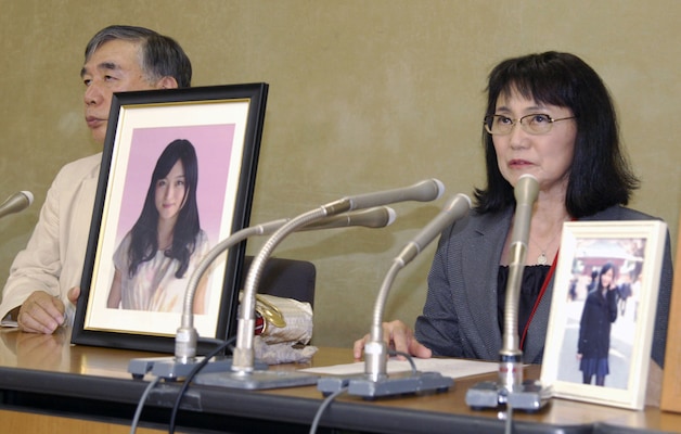 De ouders van Matsuri Takahashi, een werkneemster van Dentsu die zelfmoord pleegde.