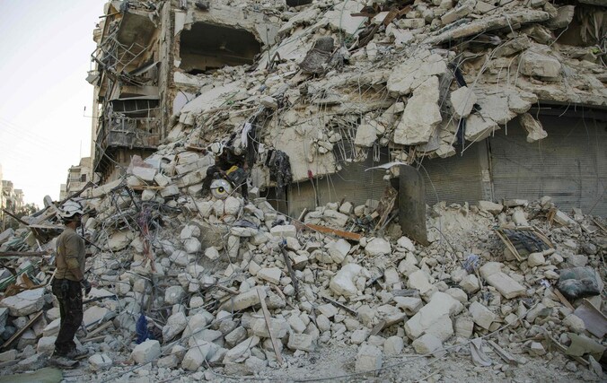 Restanten van gebombardeerde gebouwen in Aleppo, ter illustratie.