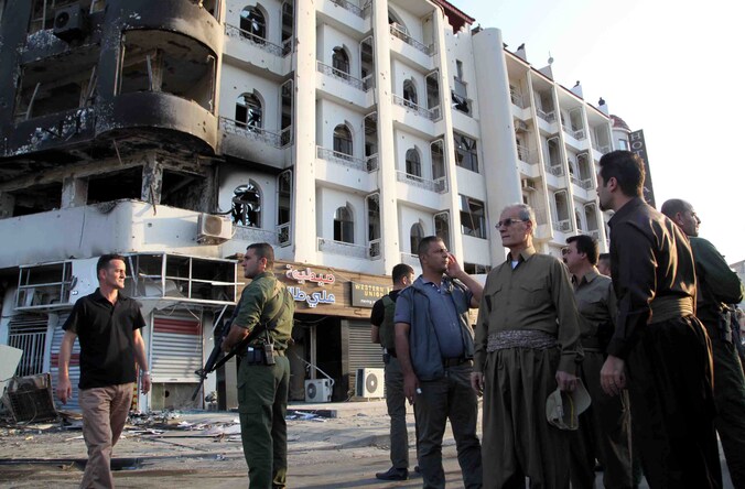 Provinciegouverneur Najmeddin Karim bezoekt de beschadigde sites in Kirkoek.