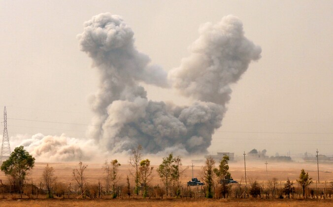 Rookwolken na een Amerikaanse luchtaanval nabij Mosoel.