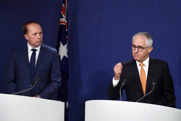 Australisch premier Malcolm Turnbull (rechts) en Australisch minister van Migratie Peter Dutton (links)