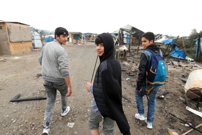 Kinderen lopen door de ontruimde jungle