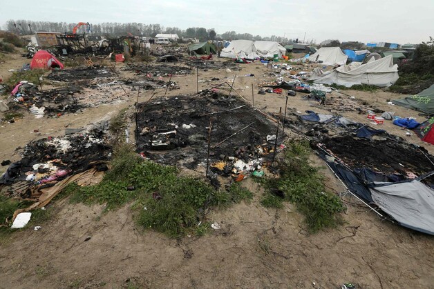 Puin dat is achtergebleven na de brandjes in het vluchtelingenkamp