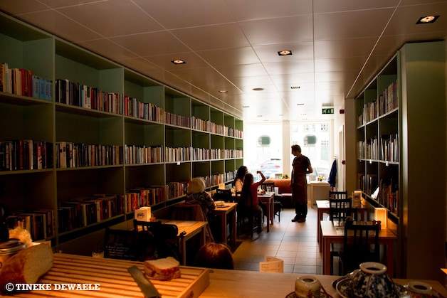 Installeer je voor de brunch of lunch en voorzie je meteen van nieuwe lectuur bij Books & Brunch.