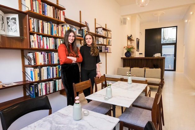 Vriendinnen Alex & Celine veroveren met Kobalt de harten van Antwerpse boekenminnaars.