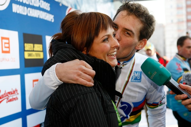 Zdenek Stybar kust zijn vriendin Ine na zijn wereldtitel veldrijden in Tabor in 2010.