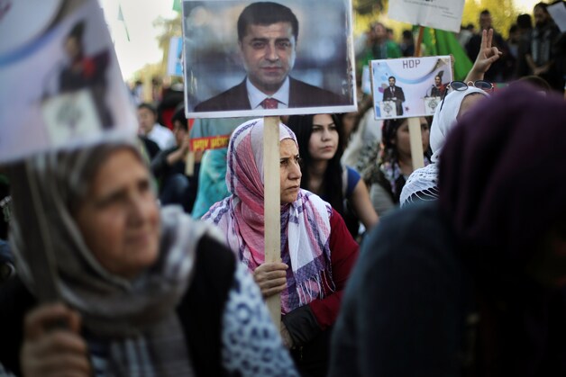 Het Turkse regime heeft vorige week verschillende parlementsleden van de pro-Koerdische partij HDP opgepakt.