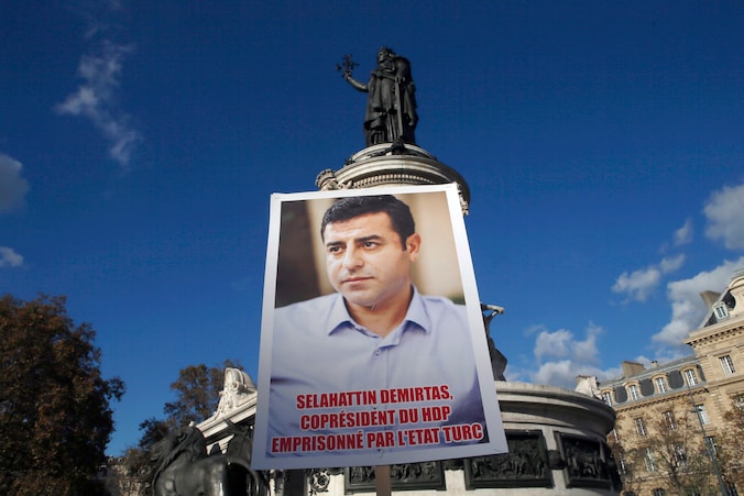 Koerdische demonstranten houden een portret op van HDP-leider Slahattin Demirtas in Parijs. Demirtas werd samen met co-voorzitter Figen Yüksekdag en zeven andere partijleden opgepakt.