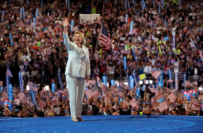 Op de Democratische Nationale Conventie verscheen Clinton in een wit broekpak van Ralph Lauren.