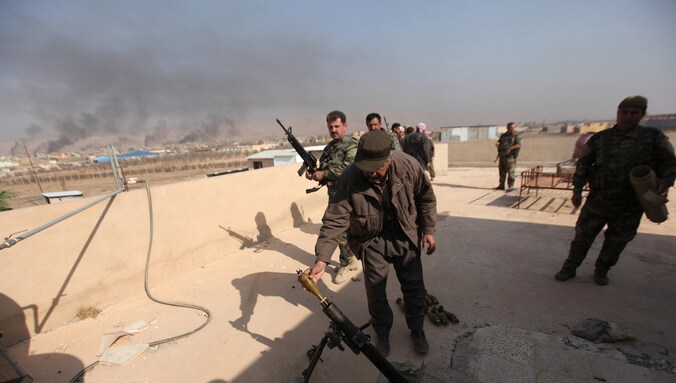 Peshmergastrijders vuren mortieren af op het stadje Bashiqa.