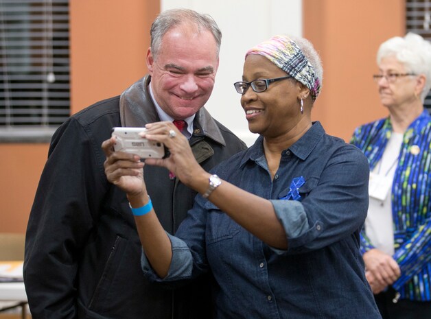 De Democratische kandidaat-vicepresident Tim Kaine bracht vanochtend vroeg (lokale tijd) zijn stem uit in Richmond (Virginia).