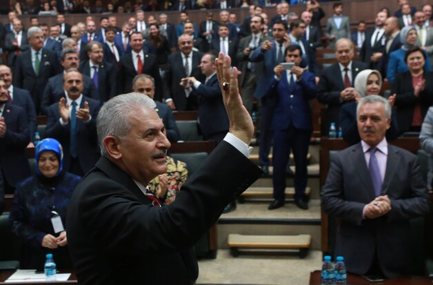 Premier Binali Yildirim zegt dat het doel is om de familie te beschermen en buitenechtelijke kinderen tegen te gaan.