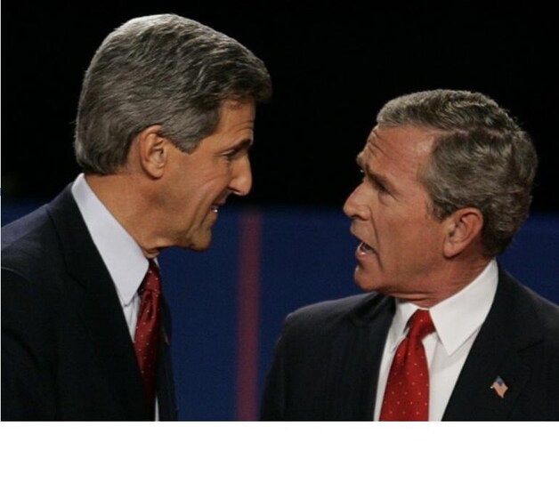 Zittend president George W. Bush haalt het van John Kerry.